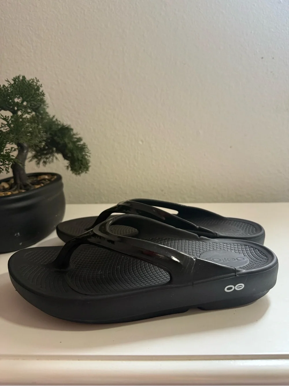 OOFOS Oolala sandals Women size 8 Black Foam Thong Sandals